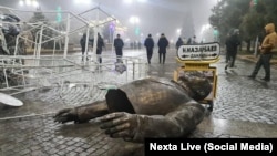 Demonstranti su u gradu Taldikorganu, glavnom gradu oblasti Almati, srušili statuu Nursultana Nazarbajeva, bivšeg lidera.