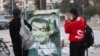 Cириялык кыздар президент Башар Асаддын сынык портретин сүрөткө тартып алууда, 8-декабрь, 2024-жыл 