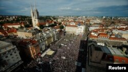Desetine tisuća ljudi prosvjedovale su u znak podrške kurikularnoj reformi