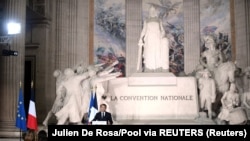 Francuski predsednik Emanuel Makron drži govor na ceremoniji obeležavanja 150. godišnjice proglašenja Treće republike, Pariz 4. septembar 2020.