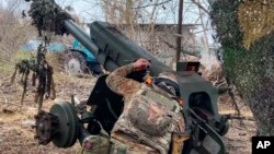 Ruski vojnik puca haubicom D-30 prema ukrajinskim položajima u pograničnoj Kurskoj oblasti, 29. novembar 2024.