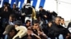 Tunižanski imigranti koji su stigli na ostrvo Lampeduza čekaju da se ukrcaju na brod koji će im služiti kao privremeni smještaj u istoimenoj luci, 17. februar 2011.
