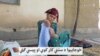 تاجکۍ ښځه په پښو کار کوي او جامې ګنډي
