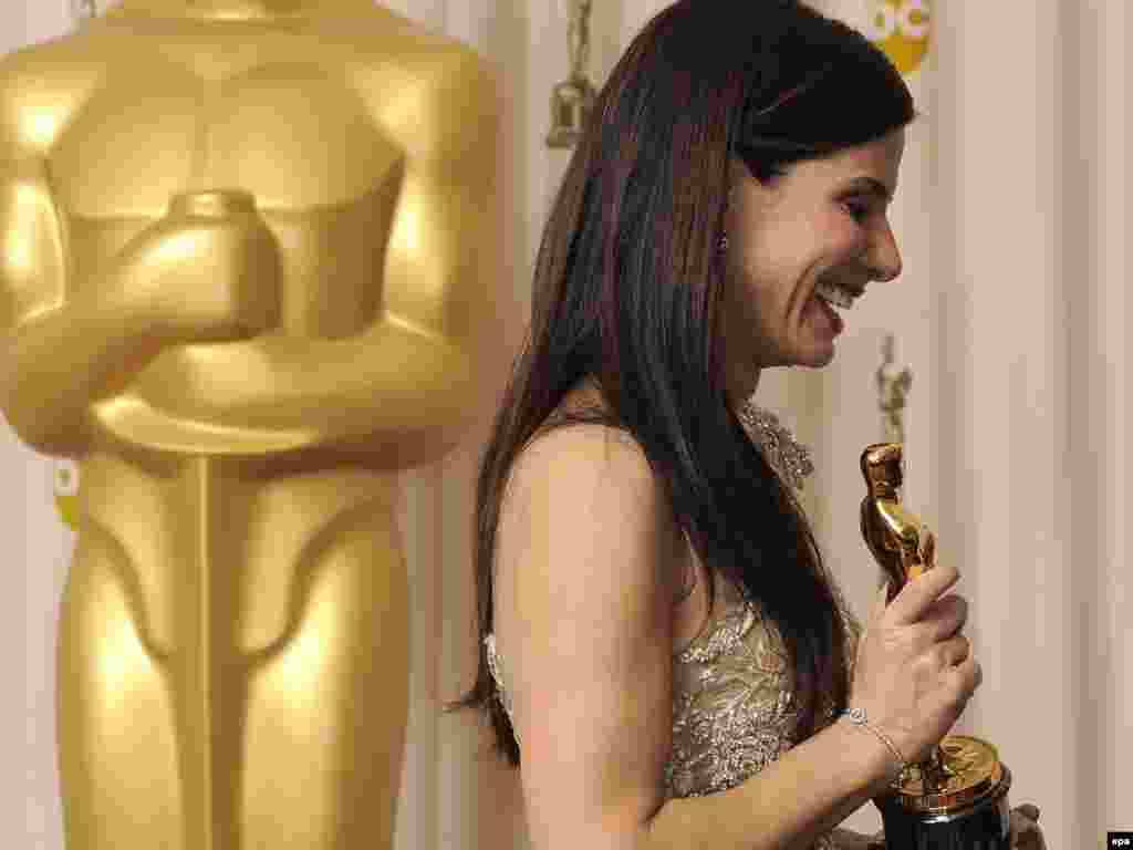Glumica Sandra Bullock sa osvojenim Oskarom - Foto: EPA/PAUL BUCK