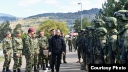 Ministar odbrane Nebojša Stefanović obišao je pripadnike Vojske Srbije u garnizonima u Novom Pazaru i Raški, gde je sa načelnikom generalštaba generalom Milanom Mojsilovićem prisustvovao prezentaciji spremnosti pripadnika vojske.