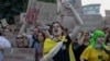 Protestatarii strigă lozinci și țin pancarte în timpul unei demonstrații împotriva unei legi care elimina independența agențiilor anticorupție NABU și SAPO, la Kiev, pe 24 iulie 2025.