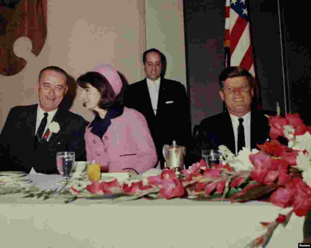 Predsjednik John F. Kennedy na doručku u Fort Worthu, sa suprugom Jacqueline Kennedy i potpredsjednikom Lyndon Johnsonom, 22. novembar 1963.