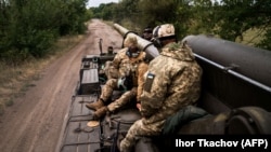 Українські артилеристи на самохідній 203-мм гарматі «2С7 Піон» на південному фронті України 14 вересня 2022 року