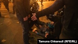 რუსთაველის გამზირი, 29 ნოემბერი, 2024 წელი, სამართალდამცავები აკავებენ აქციის მონაწილეს