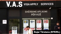 Kosovo je jedina zemlja u regionu kojoj nije odobrena vizna liberalizacija (na fotografiji mesto za apliciranje za vize više evropskih država, Priština)