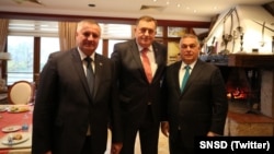 Premijer i predsjednik Republike Srpske Radovan Višković i Milorad Dodik s mađarskim premijerom Viktorom Orbanom u Laktašima kod Banje Luke, 6. novembra 2021.