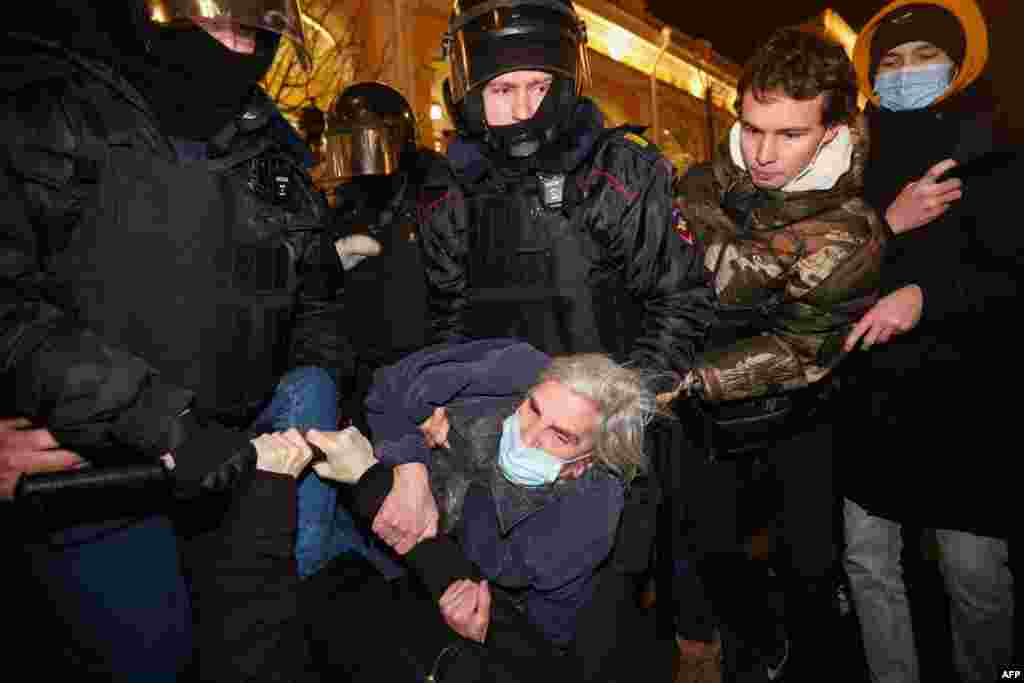 Ofițerii de poliție rețin un demonstrant în timpul unui protest împotriva invaziei Ucrainei în centrul orașului Sankt Petersburg, Rusia. Președintele Rusiei, Vladimir Putin, a lansat joi o invazie la scară largă a Ucrainei, ucigând zeci de soldați și civili ucraineni și atrăgând condamnări din partea liderilor occidentali. 