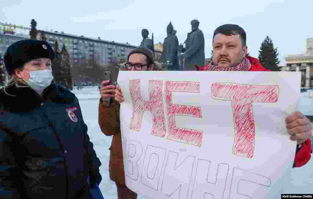 Un bărbat ține o pancartă pe care scrie „Nu”, în timpul unui protest împotriva invaziei Ucrainei de către Rusia.