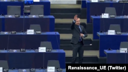 Бугарскиот европратеник во Европскиот парламент го направи контроверзниот гест кој наликува на нацистички поздрав
