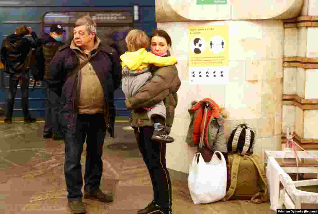 Луѓето се засолнуваат во станица на метрото, откако рускиот претседател Владимир Путин одобри воена операција во источна Украина, во Киев, Украина на 24 февруари 2022 година.