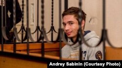 Батько Павла Ігор Гриб повідомив, що син «виглядає дуже виснаженим і пригніченим»