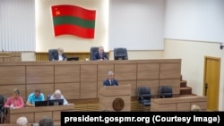 „Legea” adoptată pe 16 iulie de așa-zisul soviet suprem de la Tiraspol a fost semnată de liderul de facto al regiunii, Vadim Krasnoselki, pe 30 iulie și va intra în vigoare peste două săptămâni.