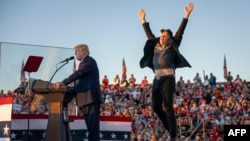 Elon Musk skače na pozornicu dok republikanski predsjednički kandidat Donald Trump drži skupu u Butleru, Pennsylvania, 5. oktobra 2024.