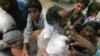 Žrtve poplava u Pakistanu koje su smještene u izbjegličkom kampu u Karachiju, pokušavaju se domoći vreće s brašnom, 16. kolovoz 2010.
