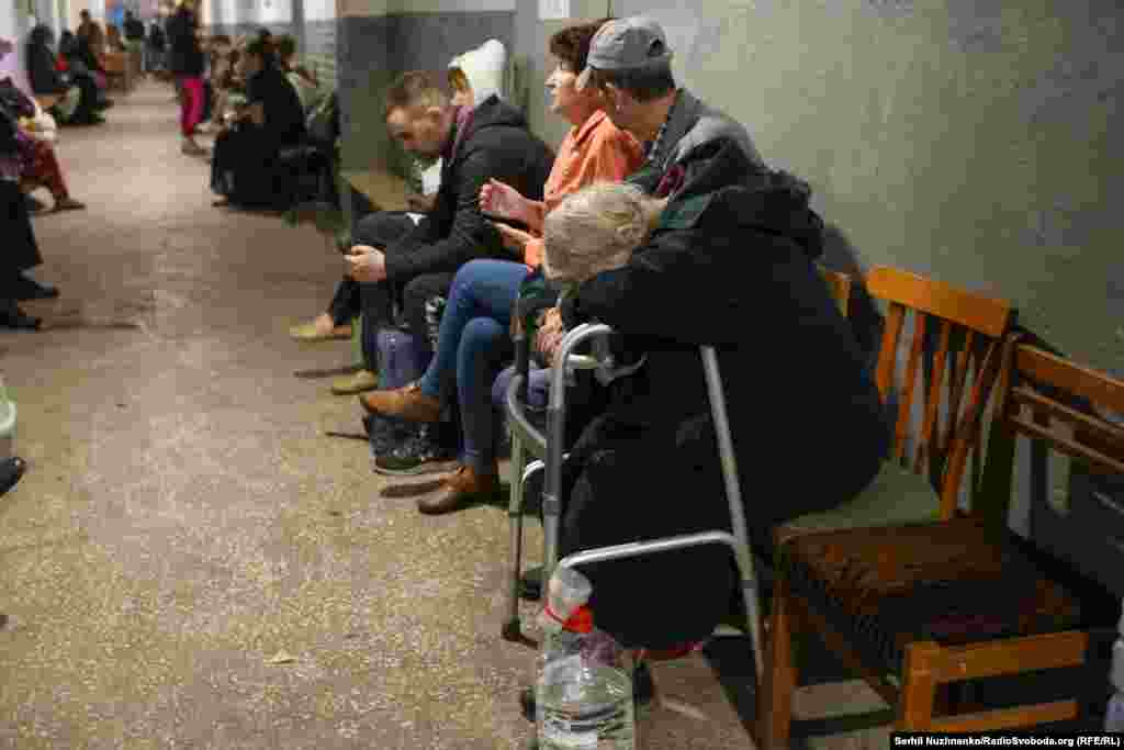 24 aprilie 2025, Kiev, Ucraina – Locitorii așteaptă în adăpost în timpul atacului.