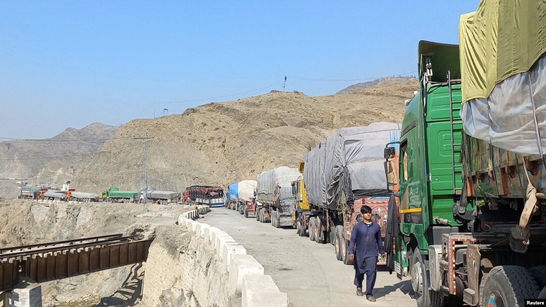 چارواکي وایي د تورخم پر دروازه هره ورځ نزدې اته سوه ګاډي افغانستان ته اوړي ـ پخوانی عکس