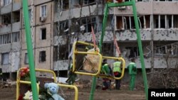 კრივოი-როგის ერთ-ერთ საცხოვრებელ მიკრორაიონზე სარაკეტო დარტყმა 4 აპრილს იყო. დაიღუპა 20 ადამიანი, მათ შორის 9 ბავშვი.