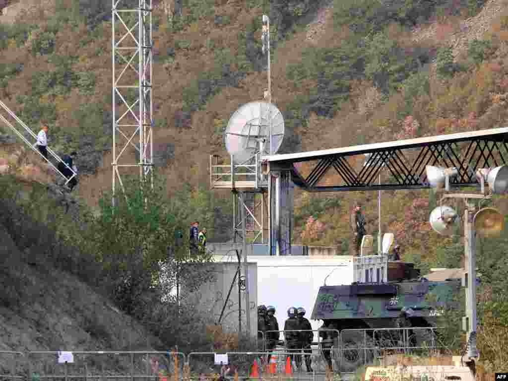 Njemački vojnici u snagama KFOR-a na prelazu Jarinje, 16.09.2011. Foto: AFP / Saša Đorđević
