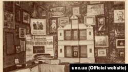 Поштівка. Музей Визвольної боротьби України, Прага. На фото: куток театрально-мистецького відділу музею. Це був насамперед музей дипломатичних документів часів УНР та Української Держави (1917–1921)
