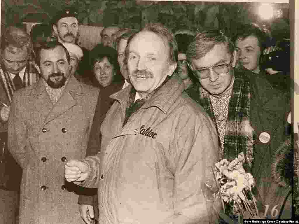 Vjačeslav Čornovil je bio okružen novinarima u Lavovu dok je narod glasao. Čornovil je bio istaknuti ukrajinski političar i sovjetski disident koji je osnovao Narodni pokret Ukrajine, koji se zalagao za reforme i veći suverenitet. Posle godina političkog progona i višestrukih hapšenja, uspeo je da se kandiduje za predsednika. 