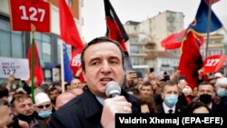 Ккосовскиот политичар Албин Курти говори на предизборен митинг во Косово.