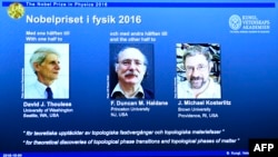 Быйылкы Нобел сыйлыгын алган физиктер: Дэвид Таулес, Майкл Костерлитц жана Данкан Хелдан. 