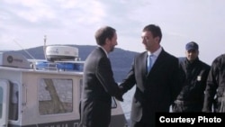 Američki ambasador Patrik Mun predaje brod direktoru Granične policije BiH Vinku Dumančiću, 17. decembar 2010, Neum