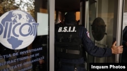 31 de persoane, suspectate că fac parte din clanurile infracționale Pian și Purcel, acuzate că au forțat mai multe tinere să se prostitueze în țări europene, au fost reținute de procurori. 
