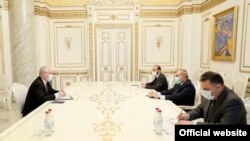 Վարչապետ Փաշինյանը բանակցում է ԵԱՀԿ Մինսկի խմբի նորանշանակ համանախագահ Իգոր Խովաևի հետ։