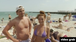 Ukrajinski turisti na jednoj od plaža u Odesi na Crnom moru, juli 2028.