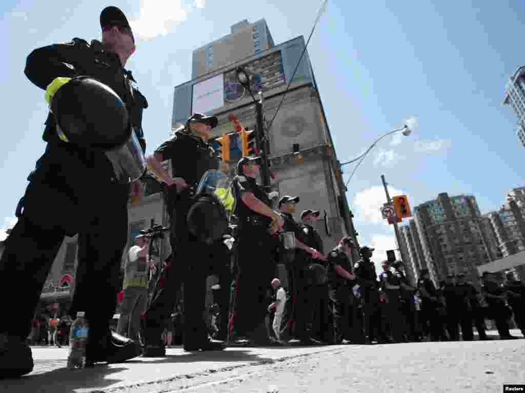 Najavljeni mirni protesti protiv samita G20, završili su uličnim nasiljem i hapšenjima. Oko 12.000 policajaca bilo je na ulicama Toronta, a dnevna cijena osiguranja iznosila je skoro 1 bilijun dolara.