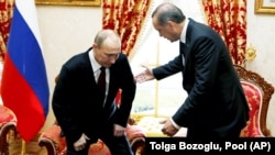 Президент Туреччини Тайїп Ердоган і керівник Росії Володимир Путін (ліворуч). Стамбул, 3 грудня 2012 року