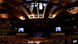 В одній зі схвалених сьогодні резолюцій ПАРЄ засудила систематичні зусилля Росії щодо «стирання» української культурної ідентичності – такі як «русифікація» дітей, переписування підручників історії, вилучення архівів