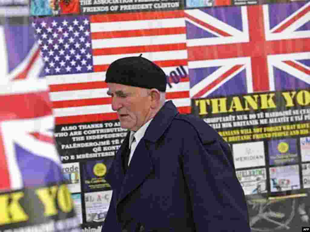 Posteri u Prištini sa američkim i britanskim zastavama i natpisima "Hvala". SAD i većina zemalja EU priznale su nezavisnost Kosova.