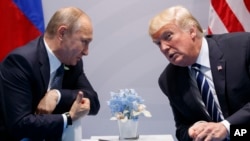 Фото від 7 липня 2017 року: 45-й президент США Дональд Трамп зустрічається із очільником Росії Володимиром Путіним на саміті G-20 у Гамбурзі, Німеччина