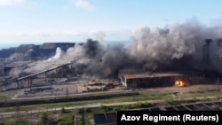 Обстріл металургійного комбінату «Азовсталь» в Маріуполі, де тримають оборону українські бійці. Скріншот з відео, яке оприлюднив полк «Азов» 5 травня 2022 року
