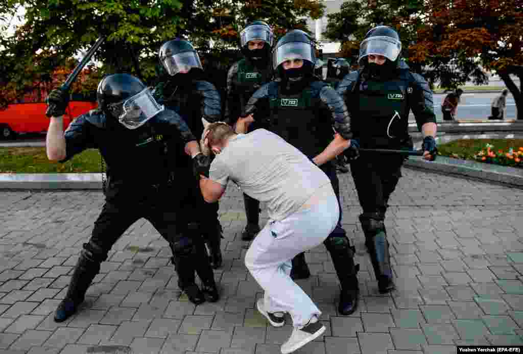 Demonstranta tuku policajci u Minsku.