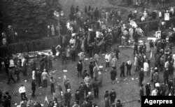 Piața Palatului după ce s-a terminat ultima întâlnire de propagandă a lui Ceașescu. Oamenii au huiduit discursul disctatorului.