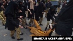 پولیس د ډاکتر شاهنواز د وژنې پر ضد د مظاهرې یوه ګډونواله نیسي - د اکتوبر ۱۳مې انځور. 