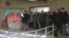 Студенти протестираат, багерите си работат