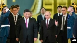 Ruski predsjednik Vladimir Putin (u centru desno) dočekuje svog kineskog kolegu, Xi Jinpinga (u centru lijevo), na razgovorima u Kremlju u junu.