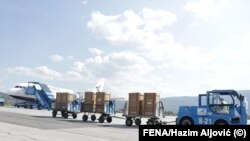 Pošiljka respiratora iz Kine, na aerodromu u Sarajevu, 25. aprila 2020.