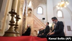خلک د کوروناوایرس مخنيوي لپاره خلک لمونځ په ماسکونو کې کوي