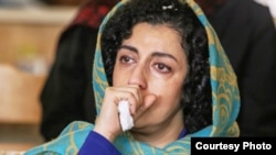 Journalist and human rights activist Narges Mohammadi was beaten by Iranian prison officials, according to RSF, which has condemned the "arbitrary" arrests of reporters in the country. (file photo)