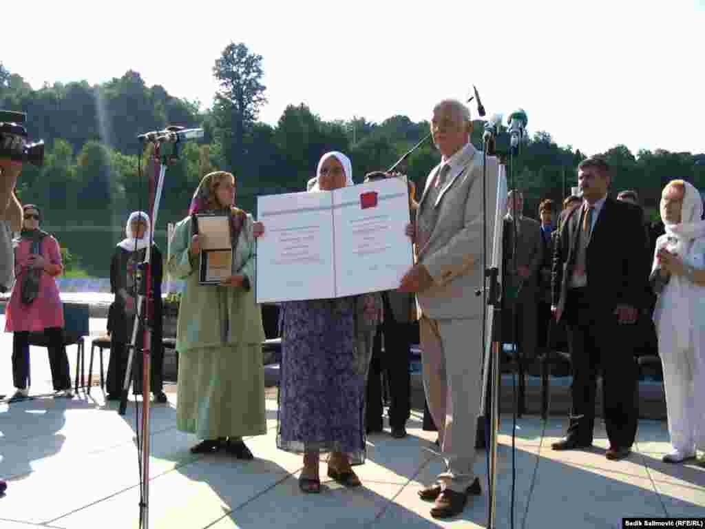 Članice svih udruženja žena iz Srebrenice jednoglasno su donijele odluku da se 2006. godine nagrade za doprinos u borbi protiv genocida "Srebrenica 95" i "Potočarska povelja" dodijele Tilmanu Cilhu (Tilman Zulch). On je osnivač i doživotni počasni predsjednik Društva za ugrožene narode – International.
